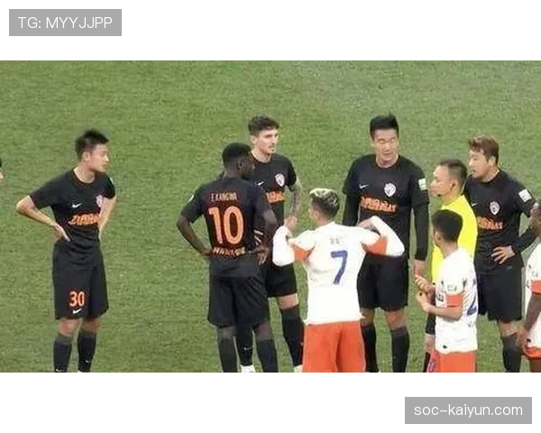 输掉德比后，青岛海牛主帅亚森在雨中独自站立良久